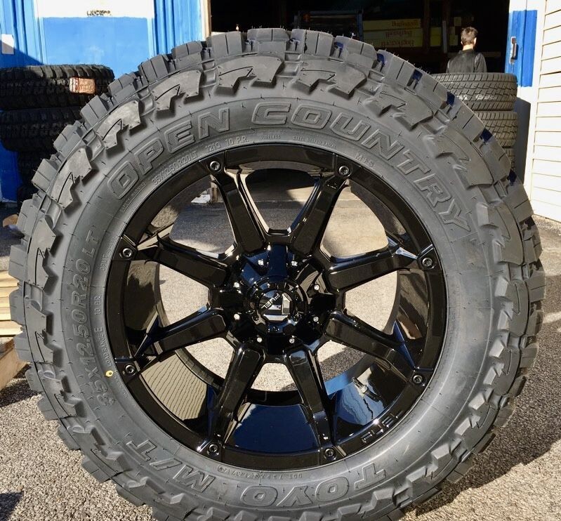 Wheel & Tire Fuel 20x10 6X135/6X139.7 Gloss Black Wheels & 35x12.50R20 Toyo Open Country M/T Tires