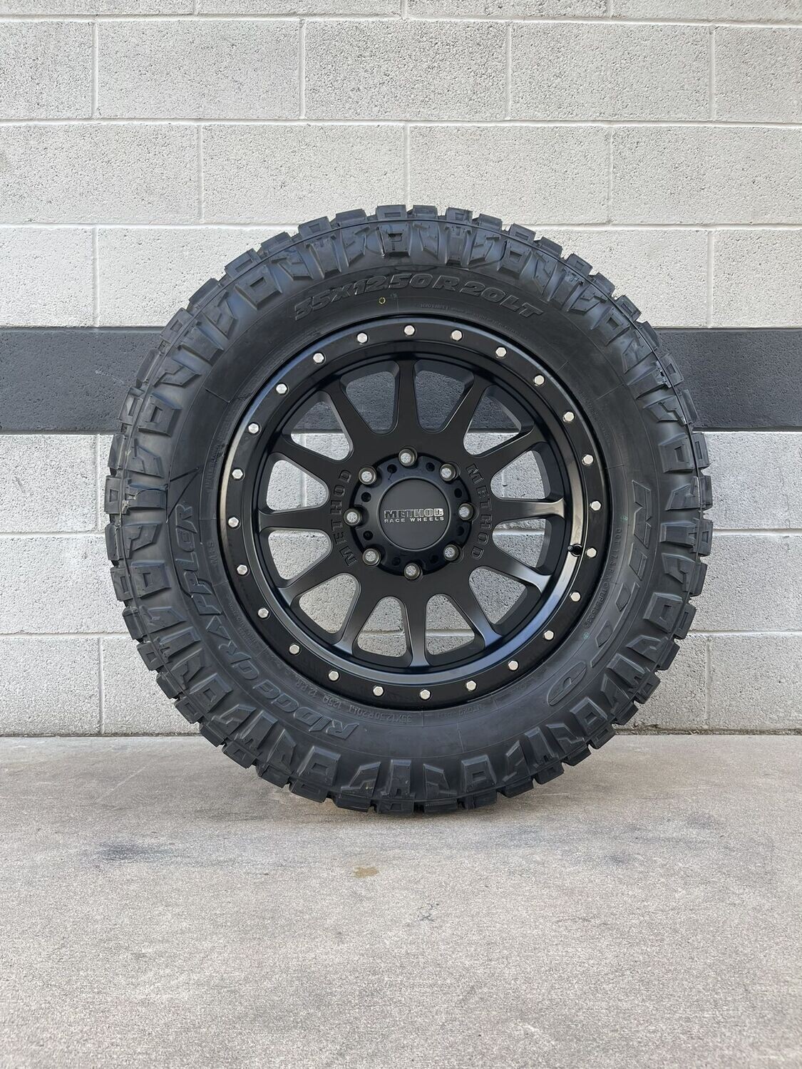 Wheel & Tire Method Race MR605 20x10 -24 6X139.7 Matte Black Wheels & 33x12.50R20 Nitto Ridge Grappler Hybrid Tires