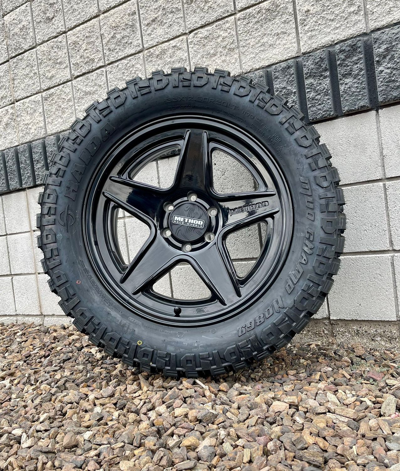4 Wheel & Tire Method Race MR319 17x8.5 8X170 Gloss Black Wheels &  37x12.50R17 Predator New Mutant X-R/T Tires