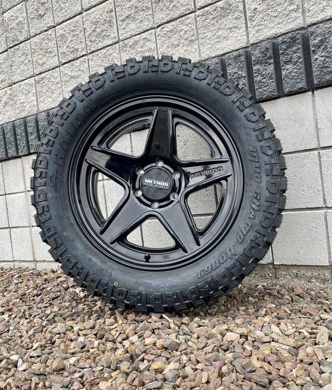 4 Wheel & Tire Method Race MR319 17x8.5 6x5.5 6x139.7 Gloss Black Wheels &  37x12.50R17 Predator New Mutant X-R/T Tires