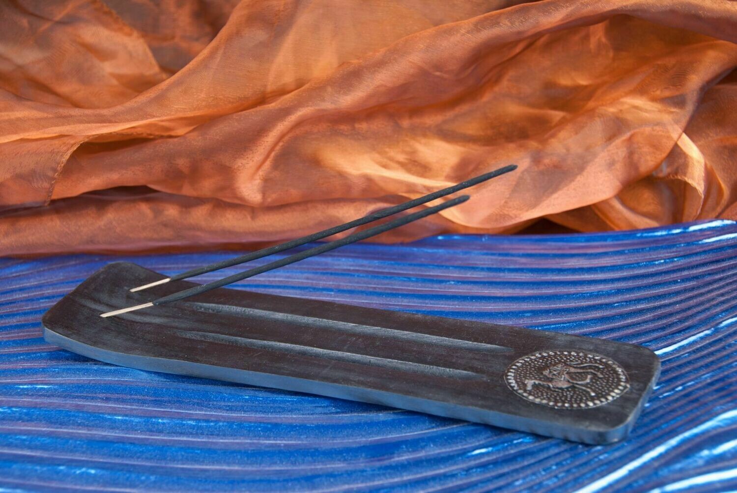 Räucherstäbchen-Halter superbreit "Black Camel" aus Mangoholz