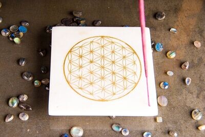 Räucherstäbchenhalter aus Marmor mit goldener Blume des Lebens