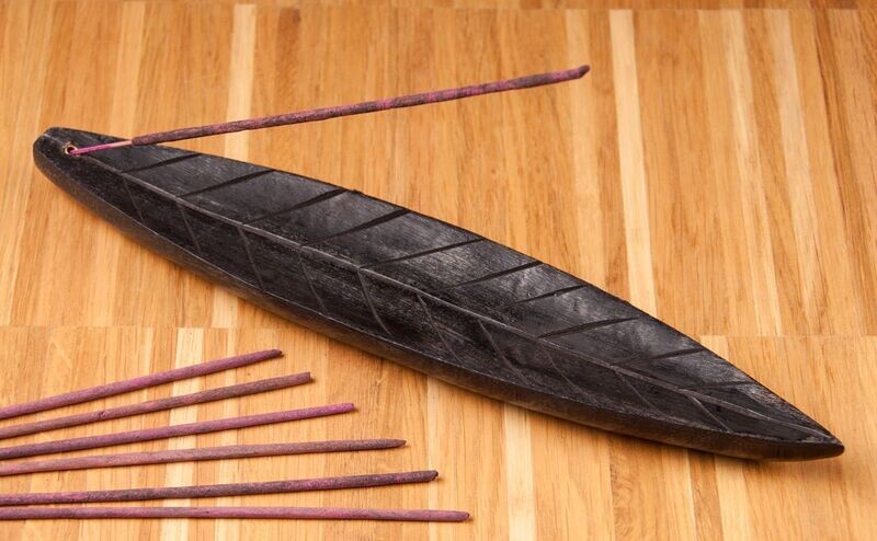 Räucherstäbchenhalter aus Mangoholz Dark-Leaf