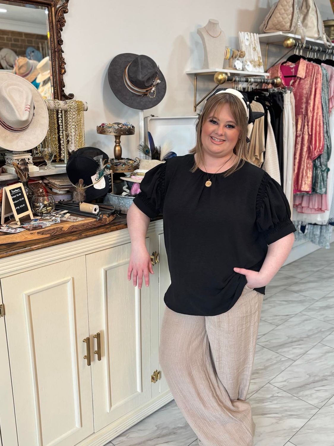 CURVY BLACK ROUNDNECK TOP