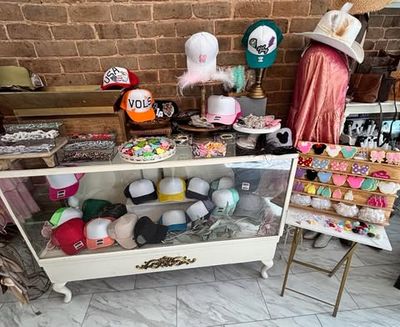 TRUCKER HAT BAR