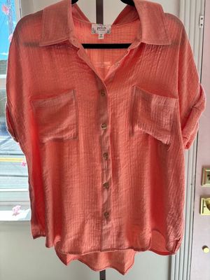 CURVY PEACH BUTTON TOP