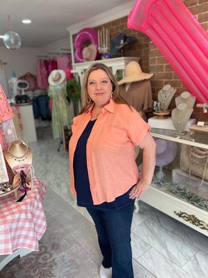 CURVY PEACH BUTTON TOP