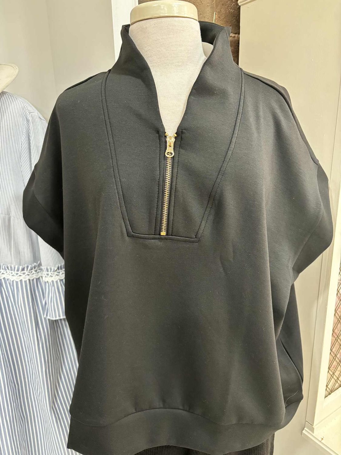 BLACK QUARTER ZIP-PULLOVER