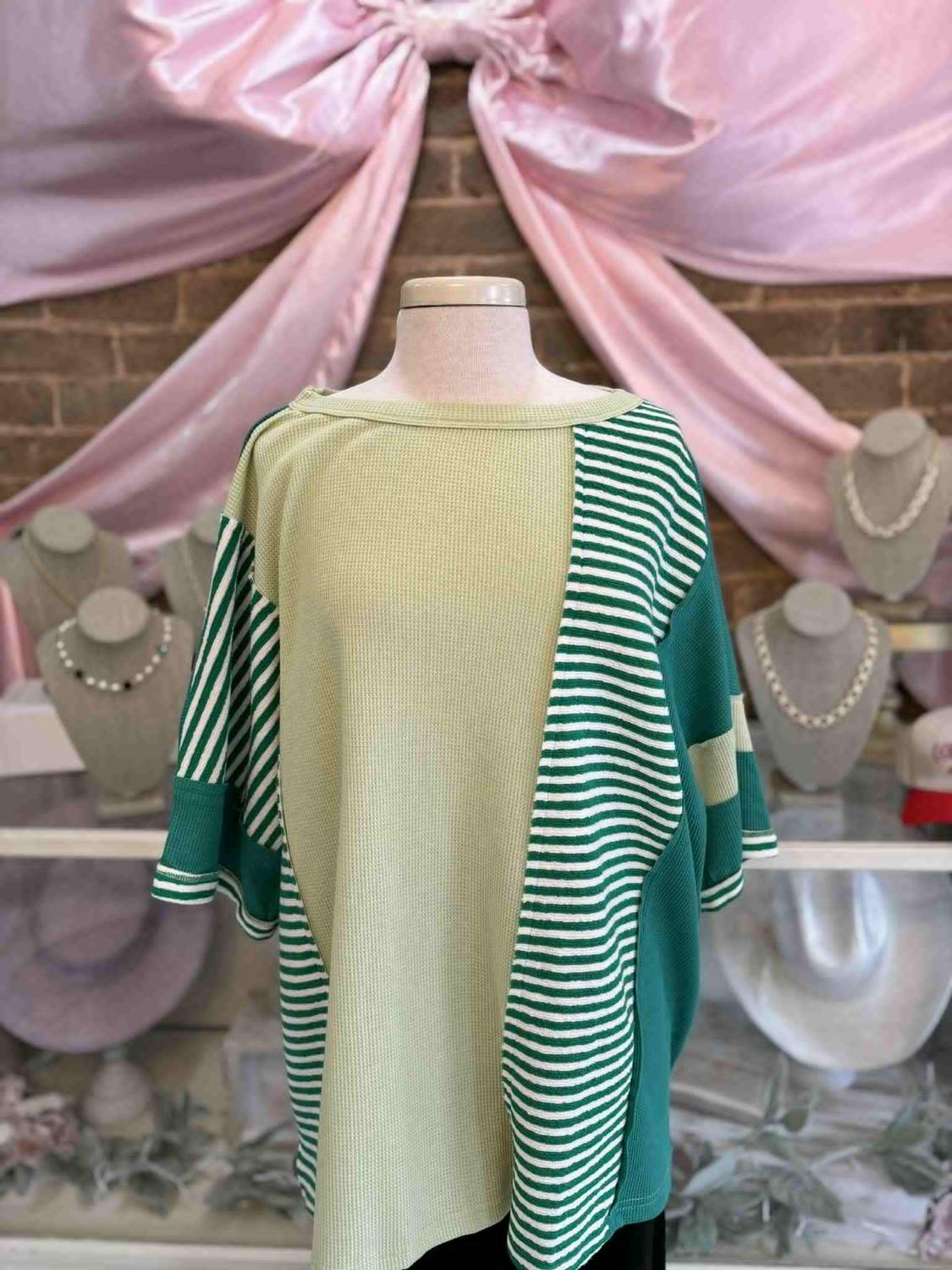 CURVY GREEN COLOR-BLOCK TOP