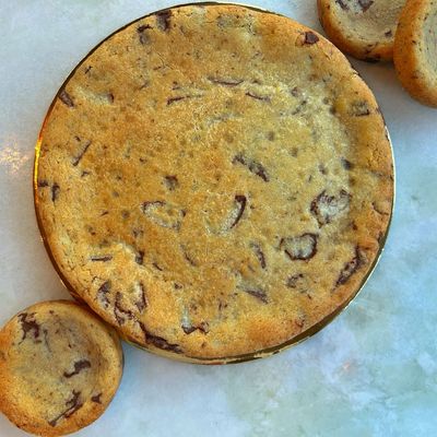 dark chocolate chip party cookie, 7”