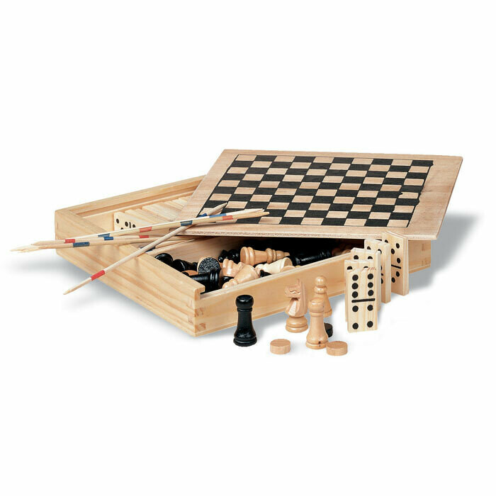 Caja de madera con 4 juegos