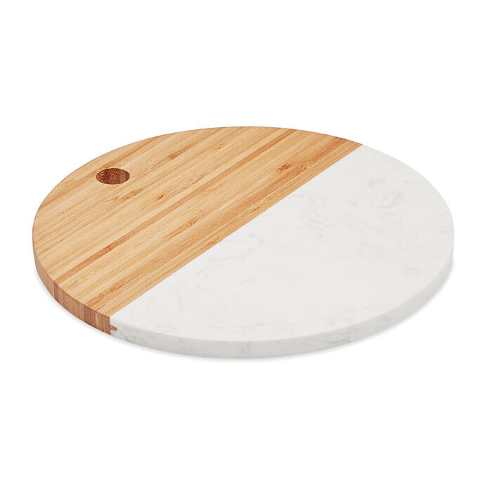 Tabla de servir hecha de mármol y bambú