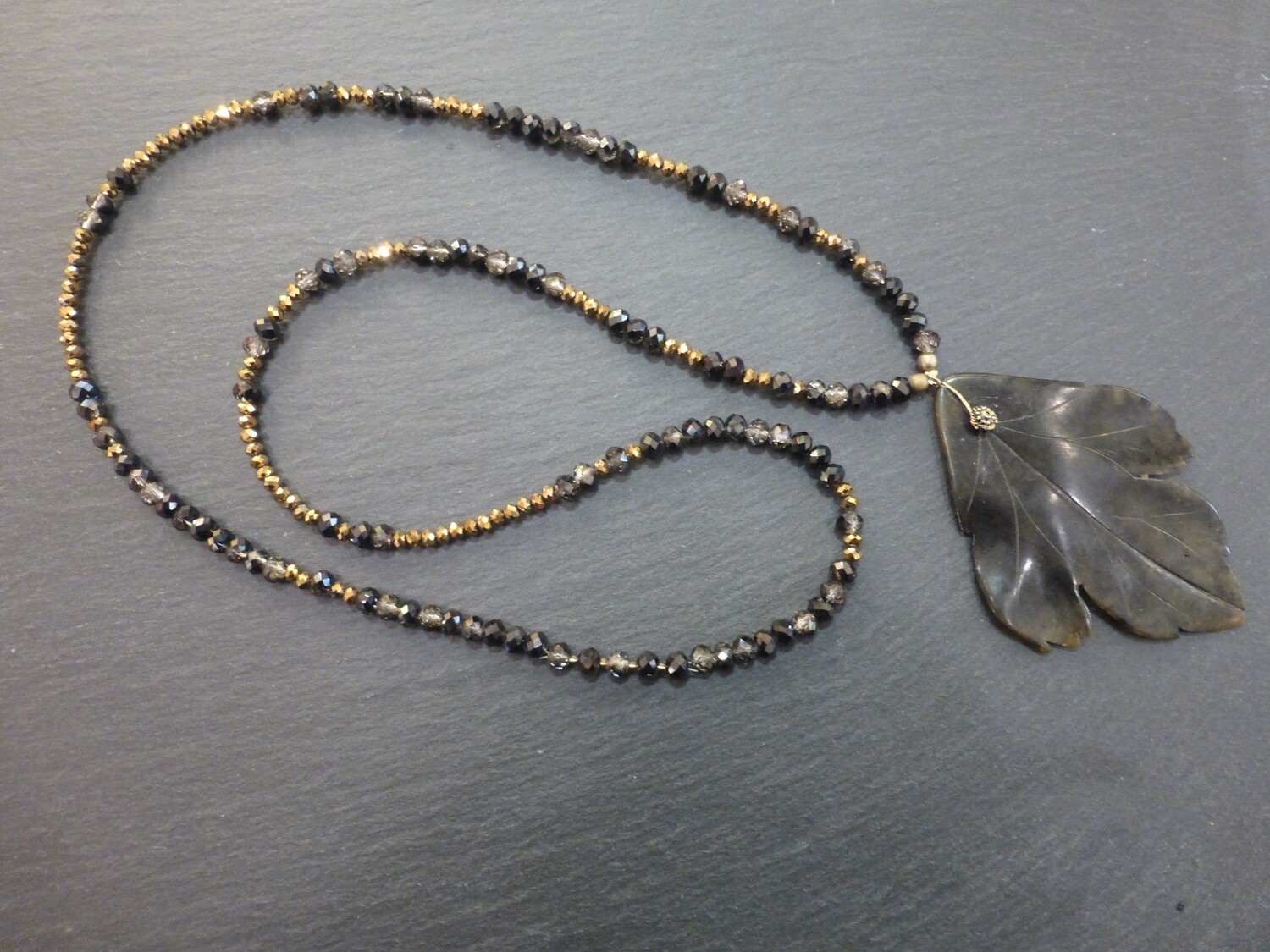 Collier sautoir en perles de verres à facettes