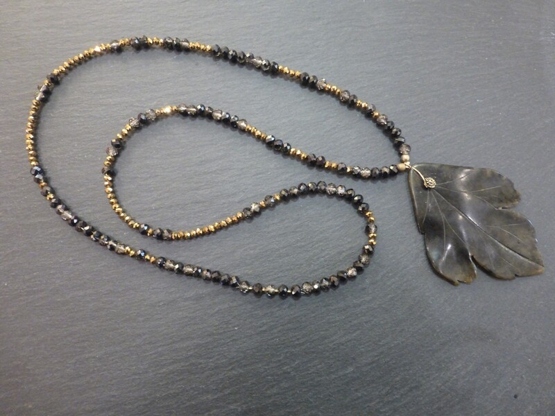 Collier sautoir en perles de verres à facettes