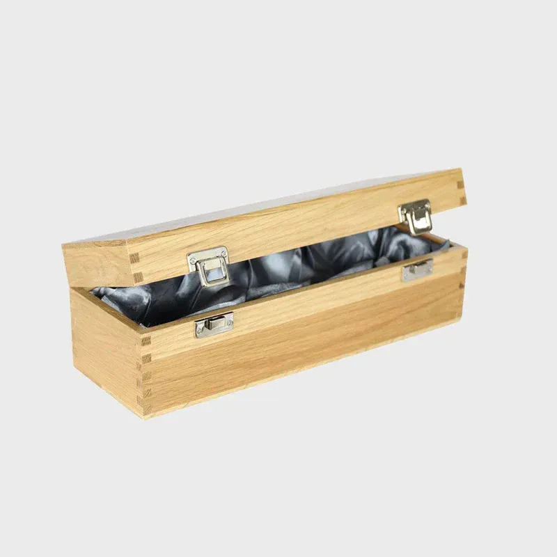 Single bottle Oak  hinged box with silk lining