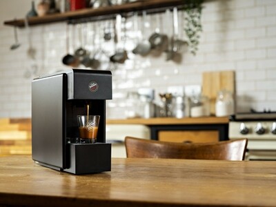 Makinete Tre black+kapsule dhurate