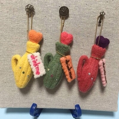 "Drink me" bottle charm