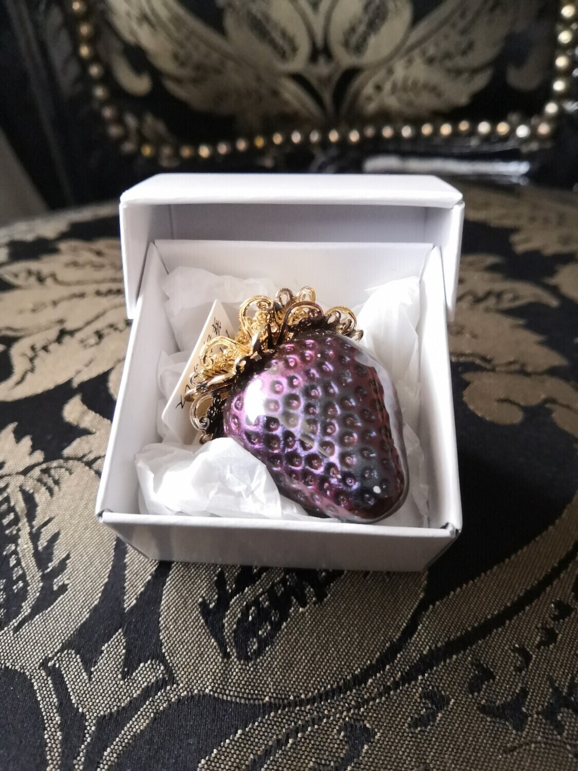 Dark Queen flower Strawberry necklace, Color: Black red