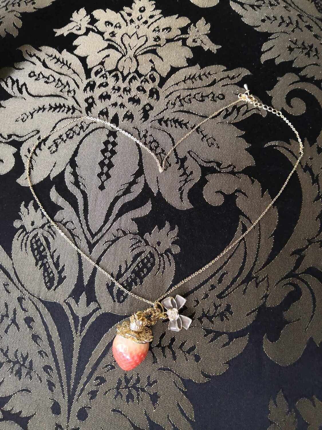 Queen strawberry necklace white flower ribbon, Color: Pure red x grey