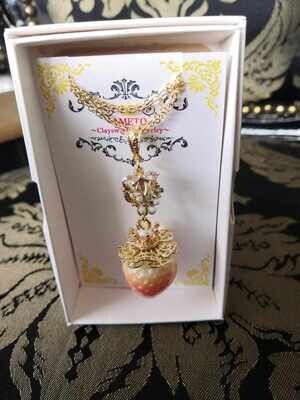 Queen strawberry necklace small flower and zirconia ribbon