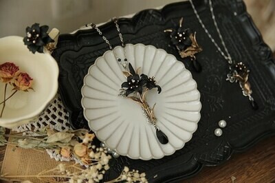 Twin‐flowered lilly Necklace black