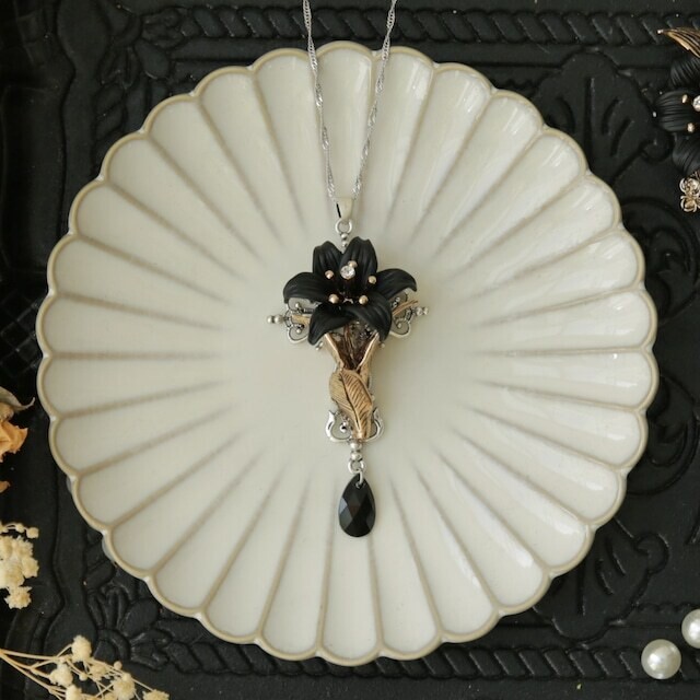 Single blossom lily Necklace black
