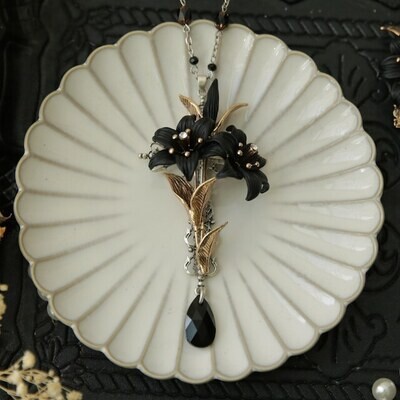 Twin‐flowered lilly Necklace black