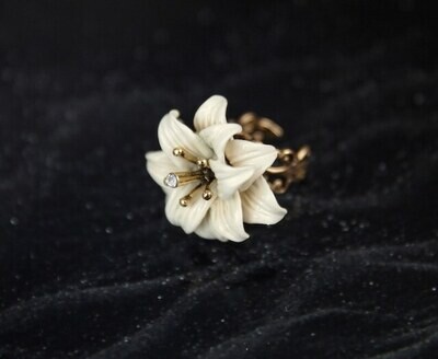 Lily ring white