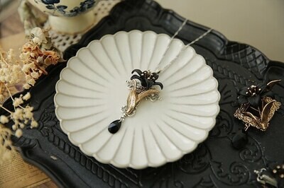 Single blossom lily Necklace black