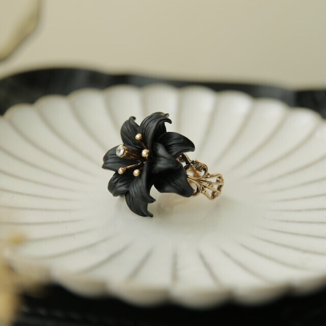 Lily ring black
