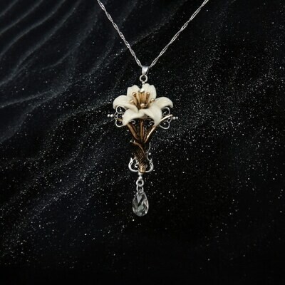 Single blossom lily necklace white