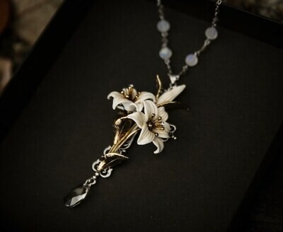 Twin‐flowered lilly Necklace white