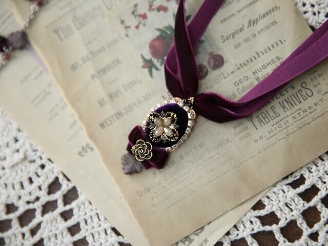 Witch&#39;s garden Magical fruits choker, Color: Deep purple
