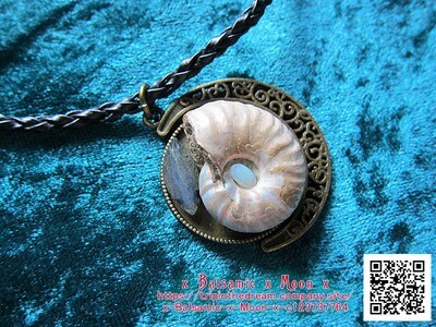 Witch&#39;s Cradle Rainbow-colored Ammonite choker