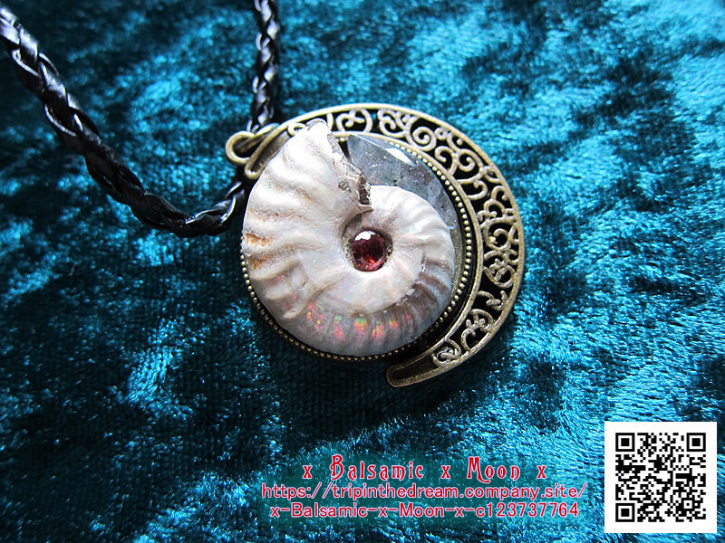 Witch&#39;s Cradle Rainbow-colored Ammonite choker