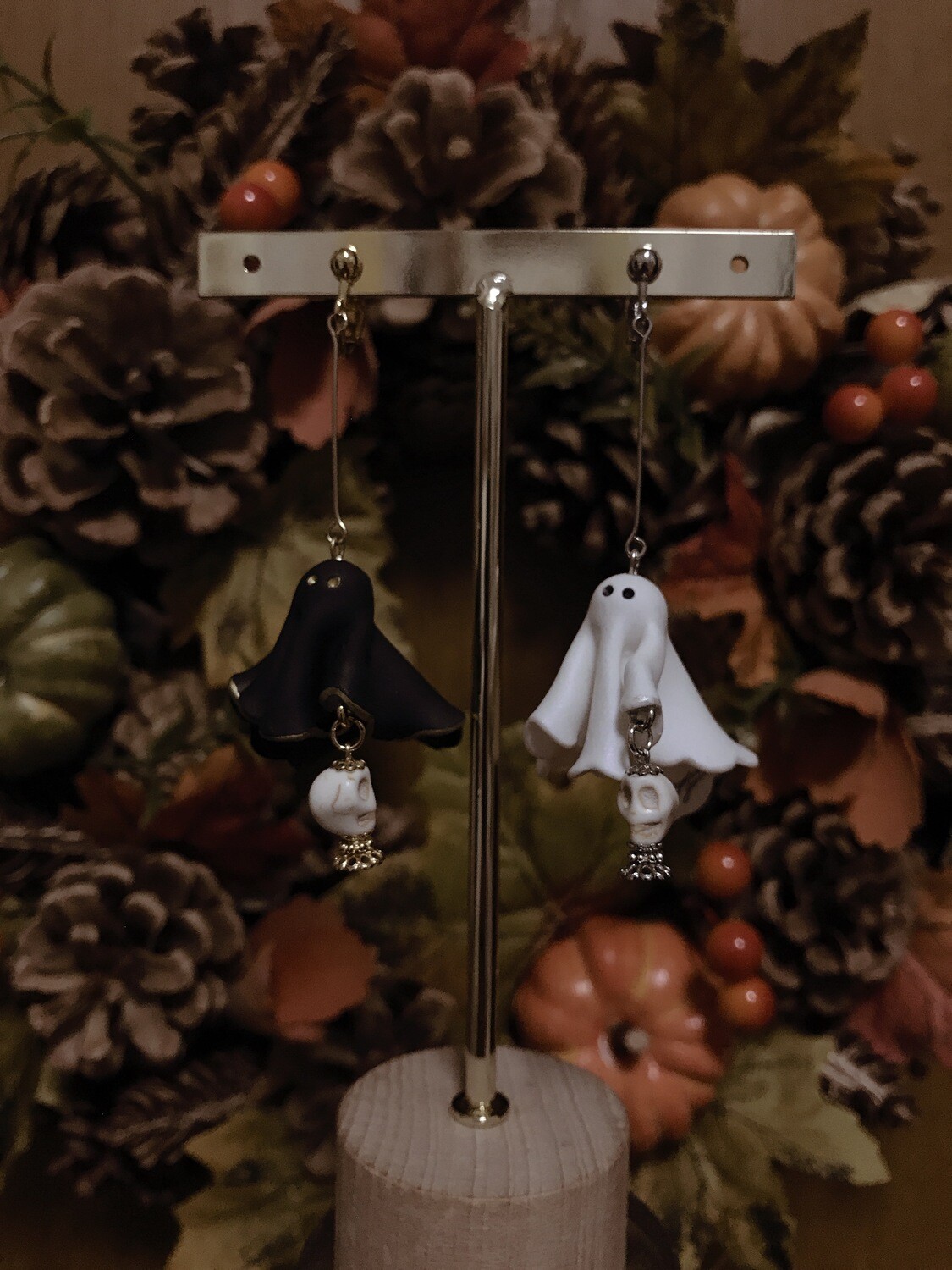 "Who are you?" Wandering ghost earring Skull lamp