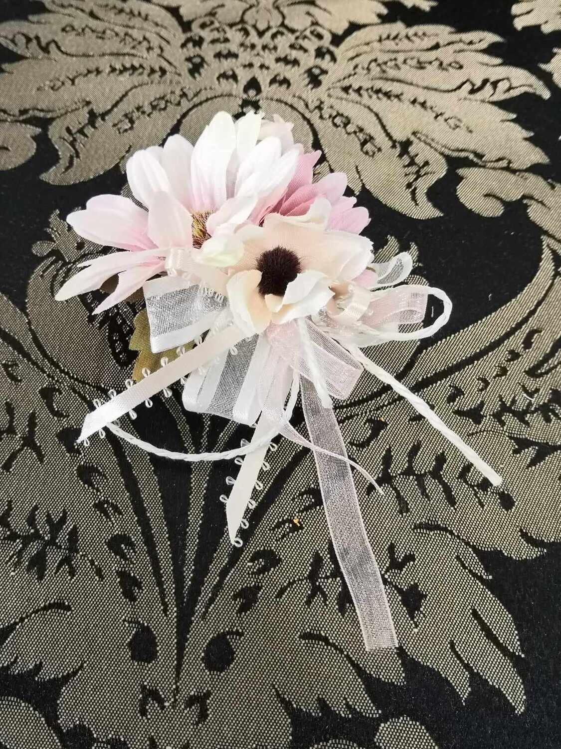 Marguerite corsage, Color: Light pink