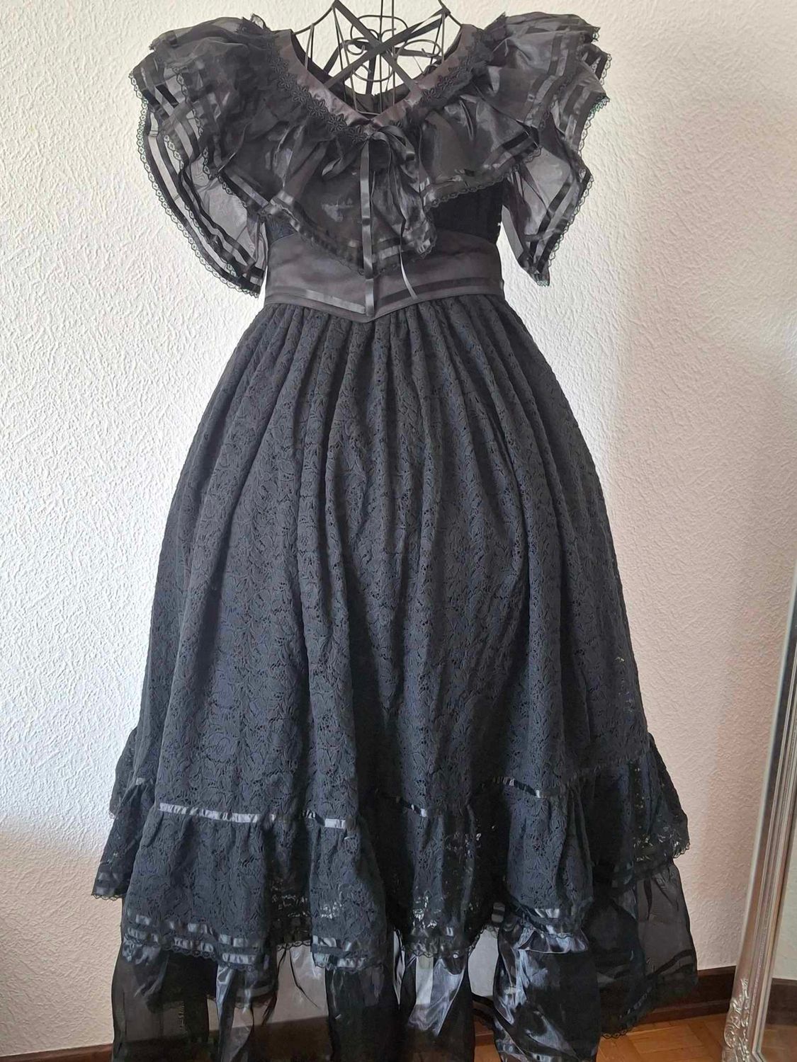 Luxury dark dress embroidery garment