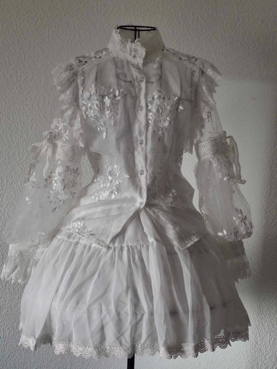 Lace embroidery blouse white