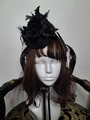 Triple Fortune】コサージュと羽根飾りの付いた黒のシルクハット