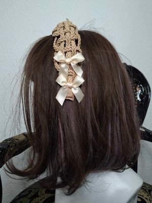 Twisted headbow