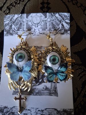 Doll up eye ghost piercing