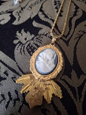 Halo Cameo pendant Small size