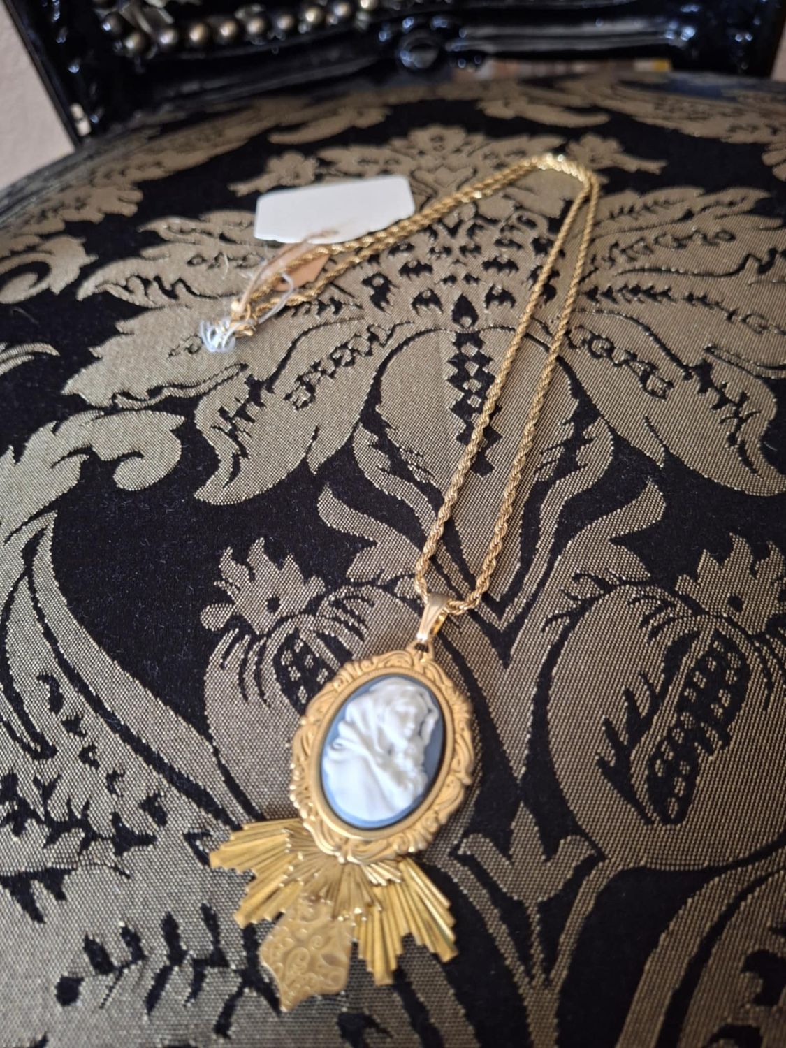 Halo Cameo pendant Small size