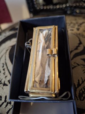 Virgin Mary&#39;s Each World Ligne brooch