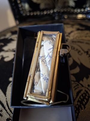 Virgin Mary's Each World Ligne brooch