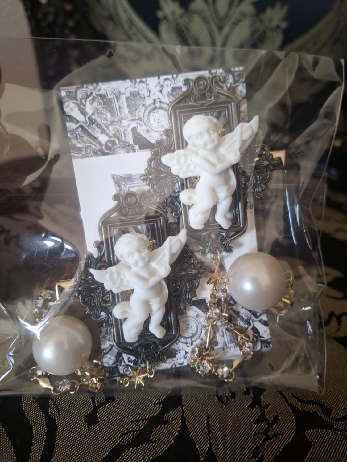 Antique Angel&#39;s clip