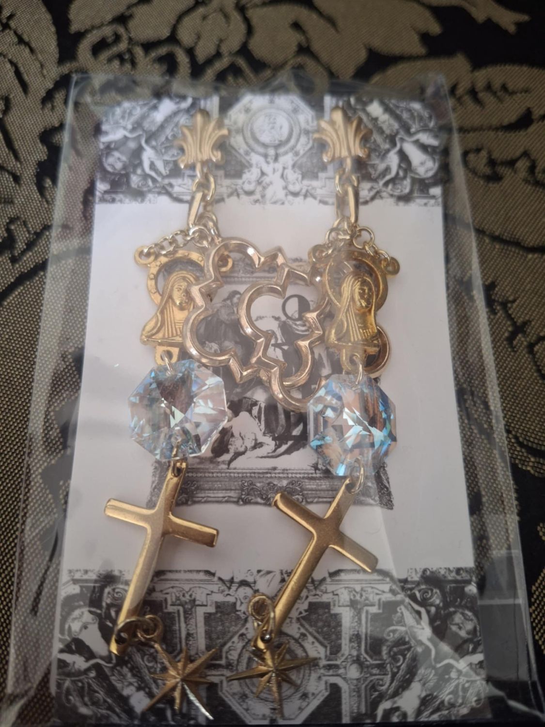 Medal&#39;s Pray piercing