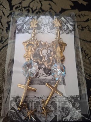 Medal&#39;s Pray piercing