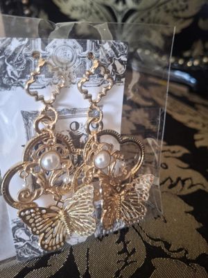 Rococo's Invitation piercing